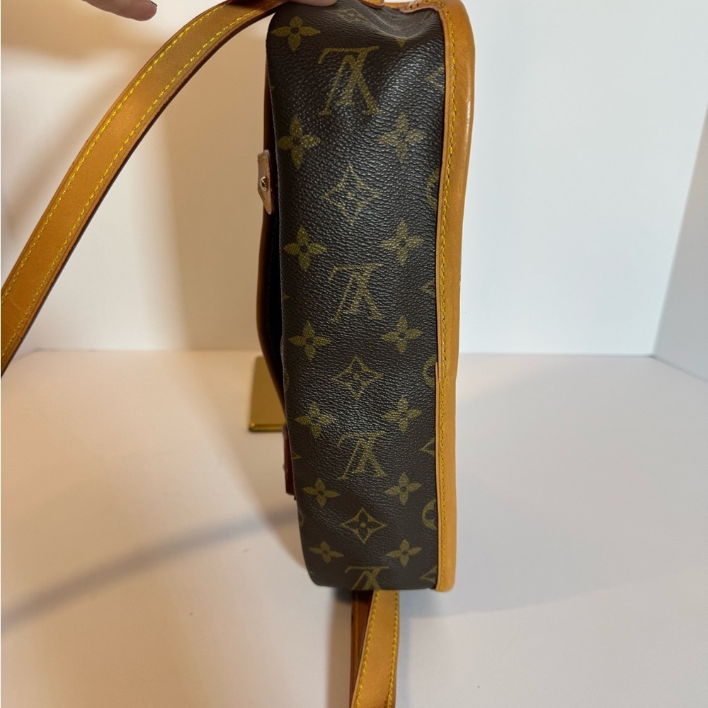 Louis Vuitton Sac Gibeciere  Crossbody - Picture 6 of 15
